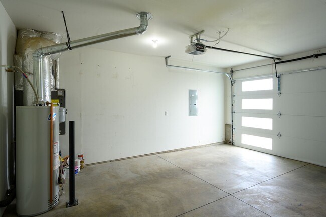 Building Photo - New listing!  Modern, A/C, Washer & Dryer included!