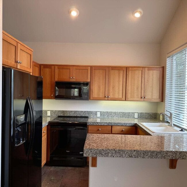 Building Photo - 1445 Highland Vw