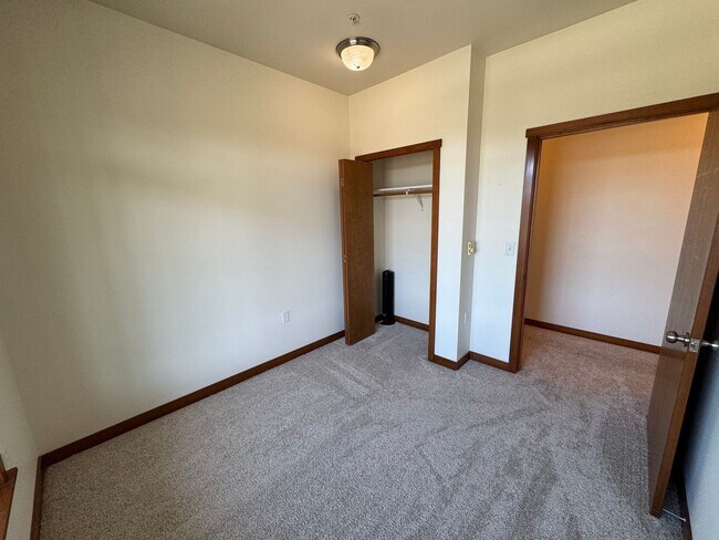 Building Photo - 910 Gladstone St