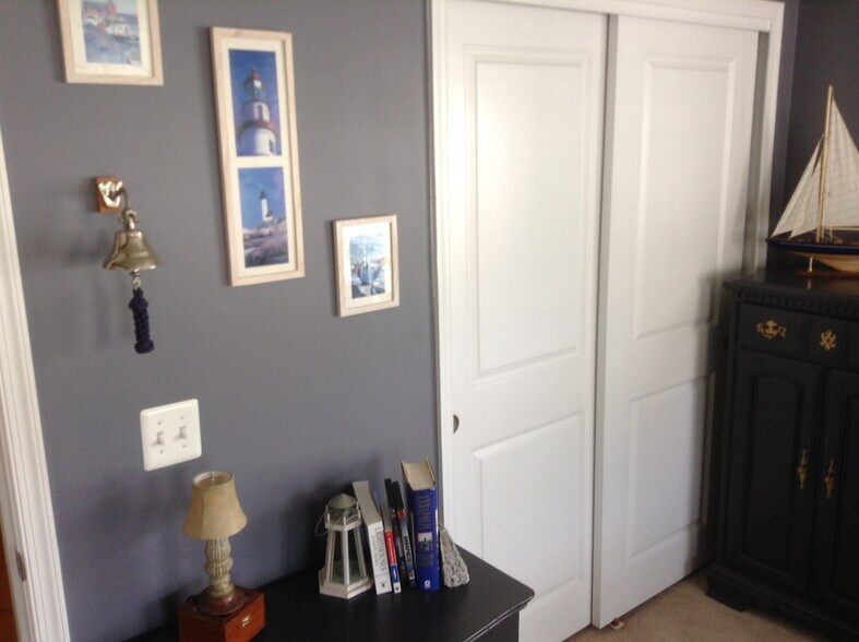 Guest bed 2 - 1518 Enyart Way