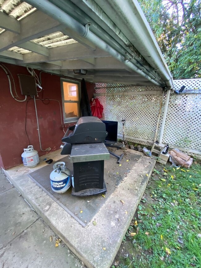 Building Photo - Remarkable 3 BR Townhouse in Downtown Lancaster City with Large Fenced in Backyard!