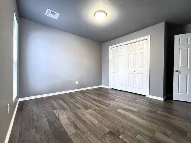 Building Photo - Spacious Modern Living