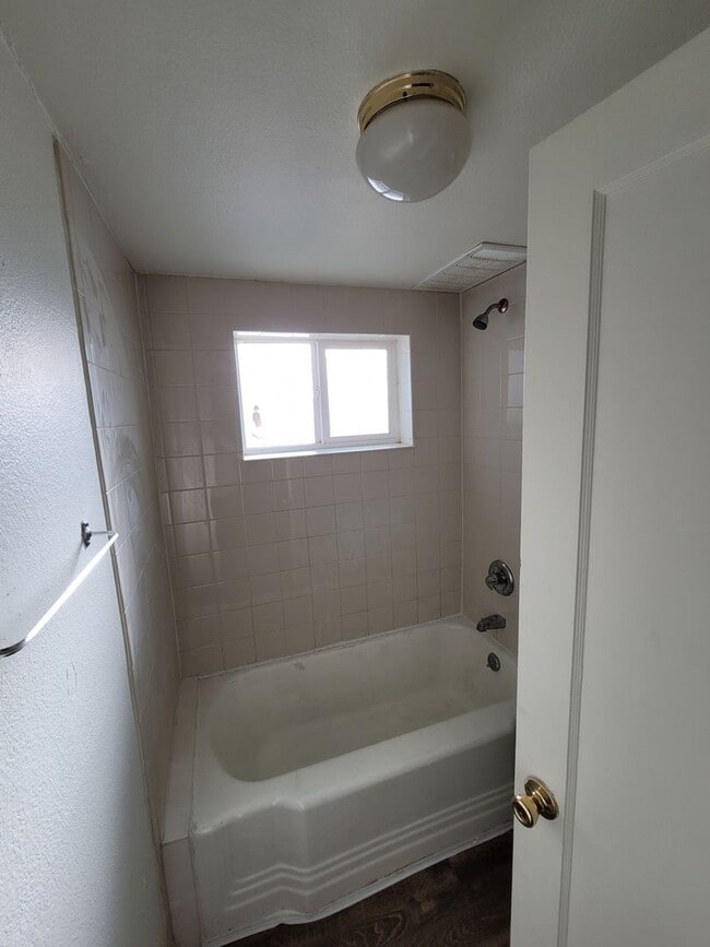 Building Photo - $1195 - 1BR/1BA Pet Friendly Duplex Near G...