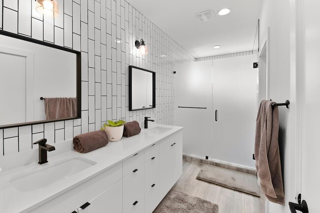 Building Photo - 3807 E 51st St