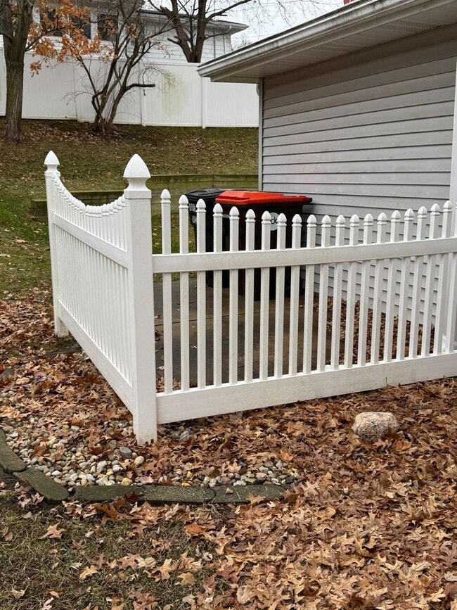 Building Photo - Great 2 Bedroom/2 Bath Duplex Unit For Lease