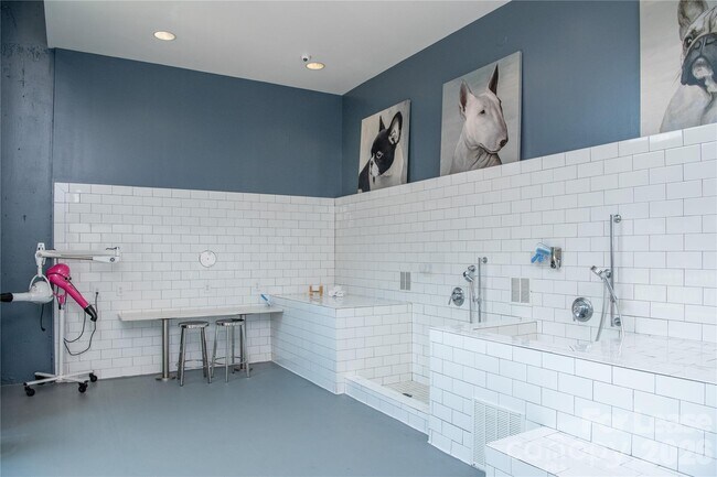 Building Photo - 905 Kenilworth Ave