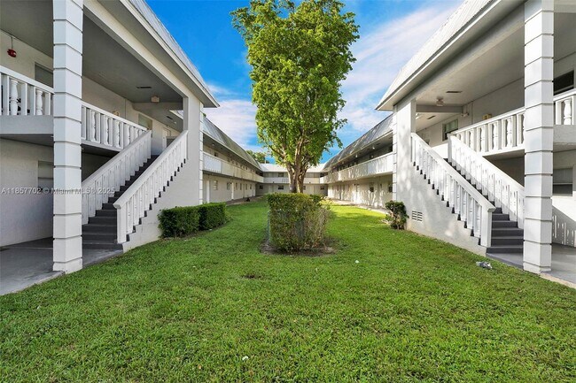 Building Photo - 17255 SW 95th Ave