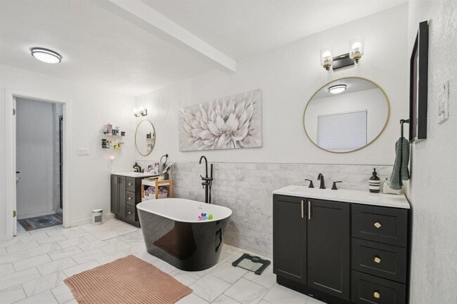 Building Photo - 730 Vanguard St