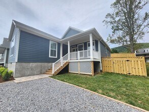Building Photo - 1128 Blueview Dr