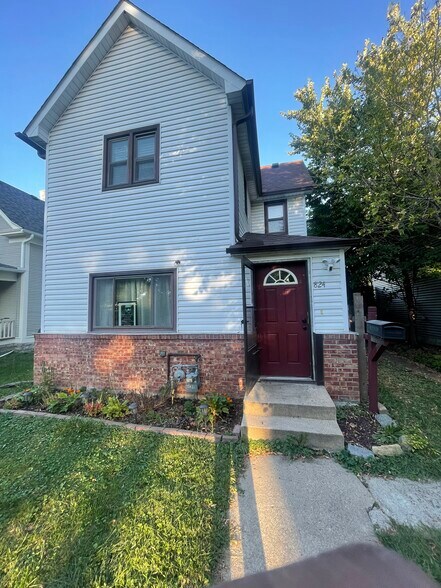 Primary Photo - 824 Russell Ave N