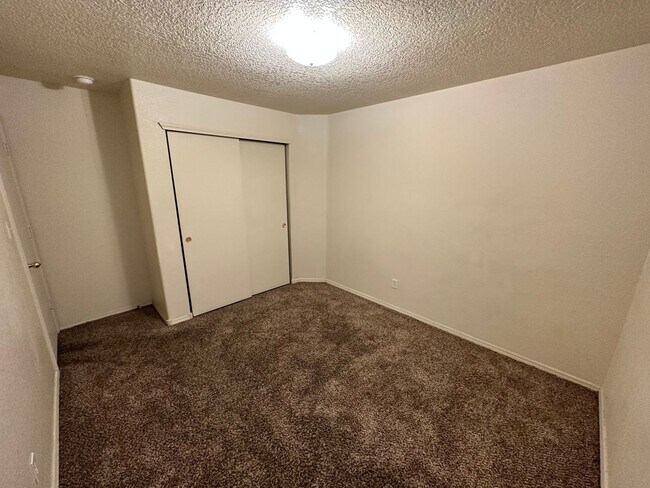 Building Photo - 4 bed 2 bath home in Huning Ranch