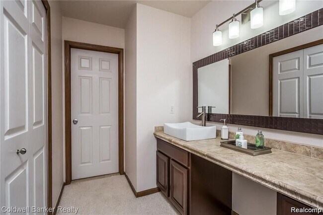 Building Photo - 3290 Bennington Dr