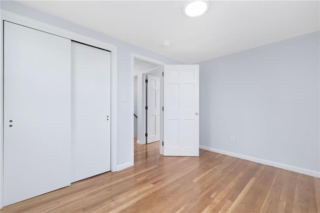 Building Photo - 4 Longmeadow Ave