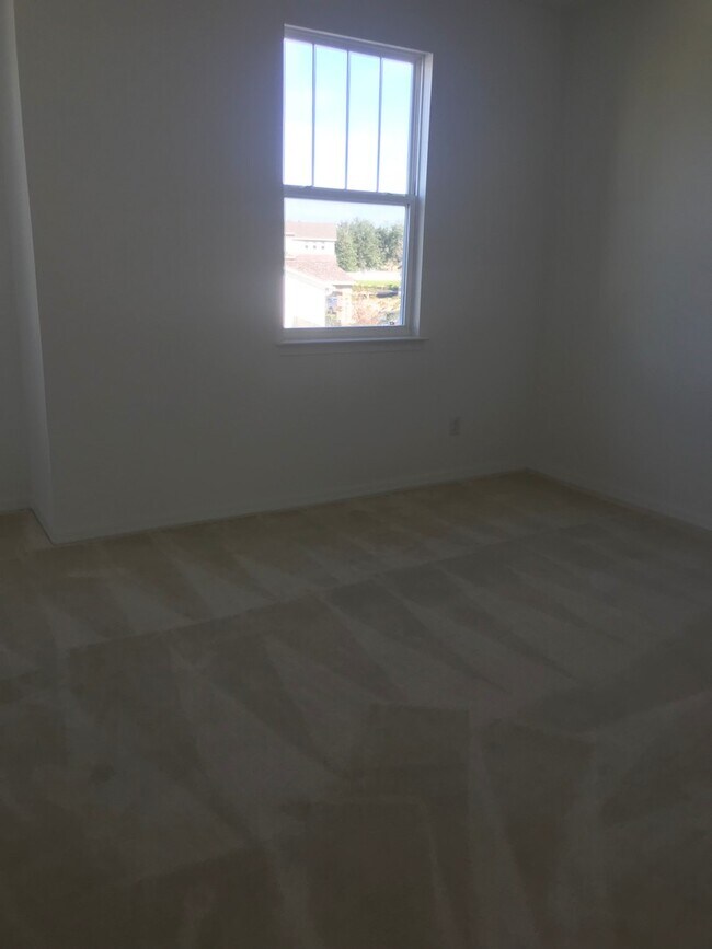 Building Photo - 5 Bedroom 3.5 Bathroom Family Home at Wind...