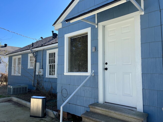 Building Photo - Updated in Highland...