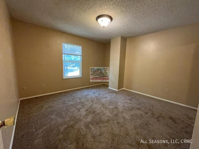 Building Photo - 1527 Spring Valley Dr