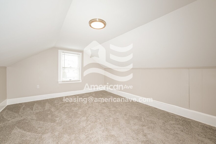 Building Photo - 856 Broad St