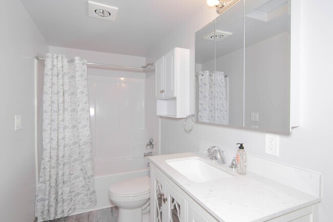 Building Photo - **Coming Soon** Fully Renovated small cozy 2 Bed 1 Bath Guest Cottage with complete updates LOOK