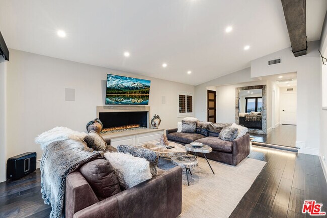 Building Photo - 16725 Oak View Dr