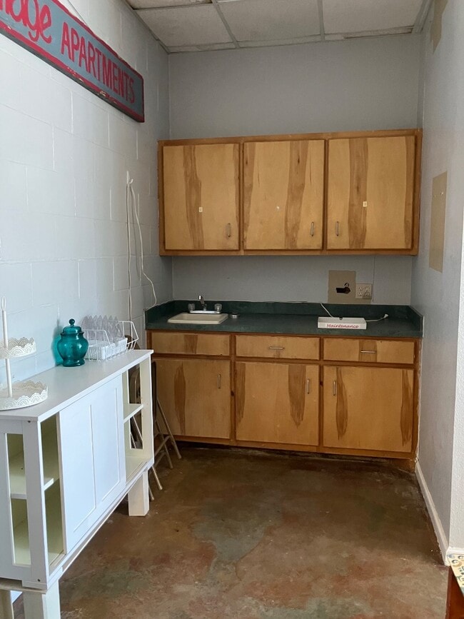 Building Photo - 808 W Dickinson Blvd