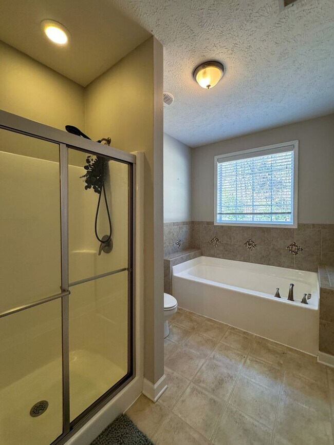 Building Photo - Beautiful 5 Bed 2.5 Bath Home with Main Level Primary Bedroom