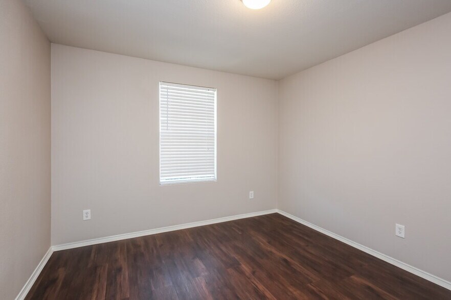 Building Photo - 2021 Bentwood St