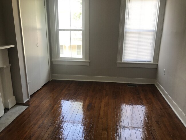 Building Photo - 327 S Laurel St