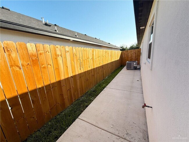 Building Photo - 15 Cassandra St