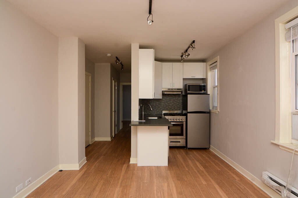 Building Photo - 511 W Belmont Ave