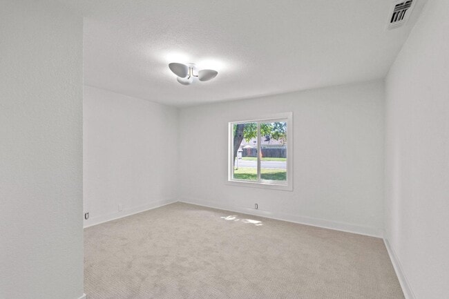 Building Photo - Beautiful Spacious Fully Remodeled Home in...