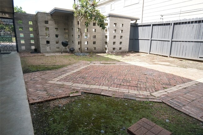 Building Photo - 2414 Mimosa Dr