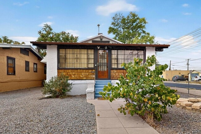 Primary Photo - Downtown BUNGALOW 2 Bedroom 1 Bath