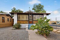 Building Photo - Downtown BUNGALOW 2 Bedroom 1 Bath