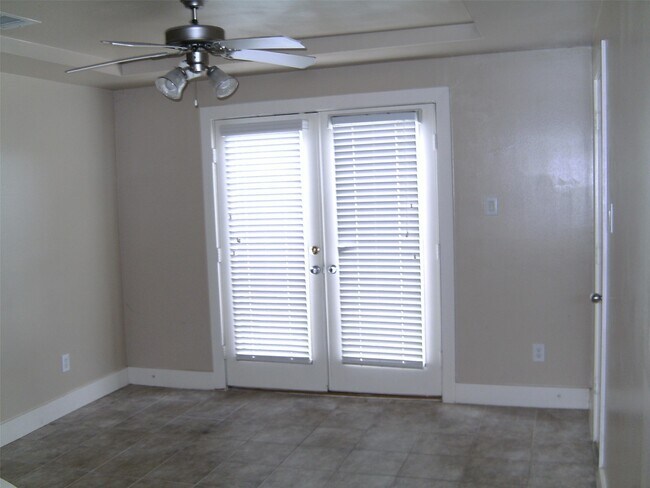 Building Photo - 5941 S Loop E