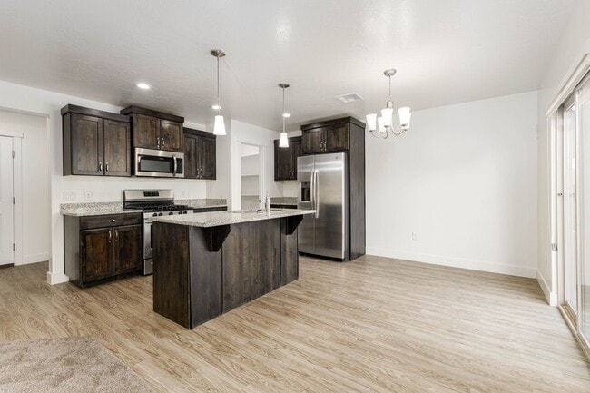 Building Photo - 4 bed | 2 1/2 bath | 2 car garage in Deser...