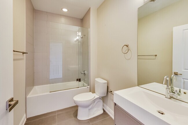 Building Photo - 317 W Evergreen Ave