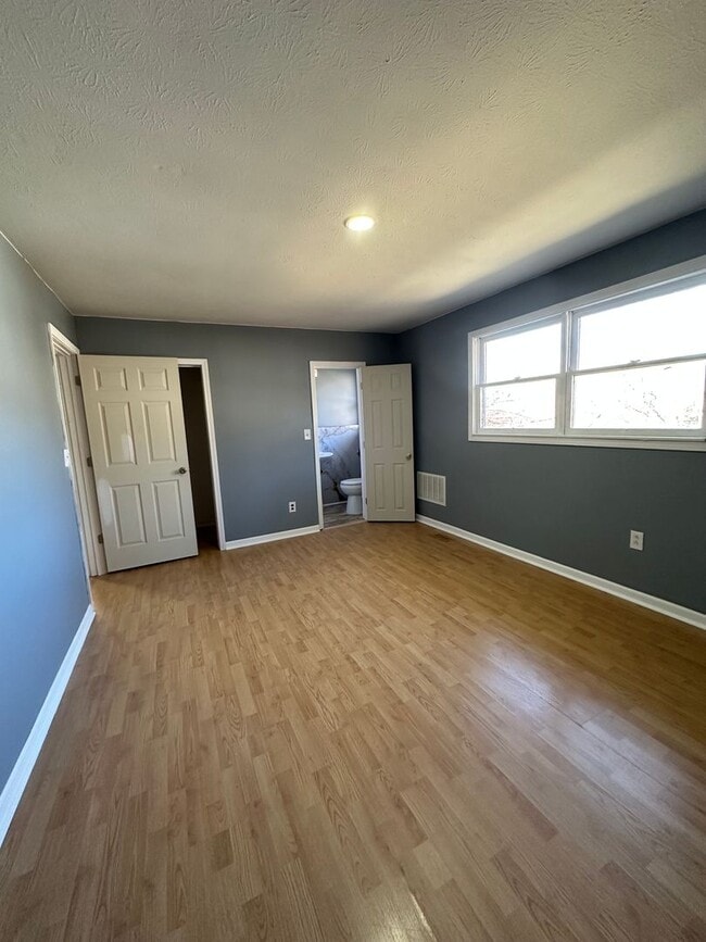 Building Photo - 5 Bedroom / 3 Bath Home Kingsport, TN