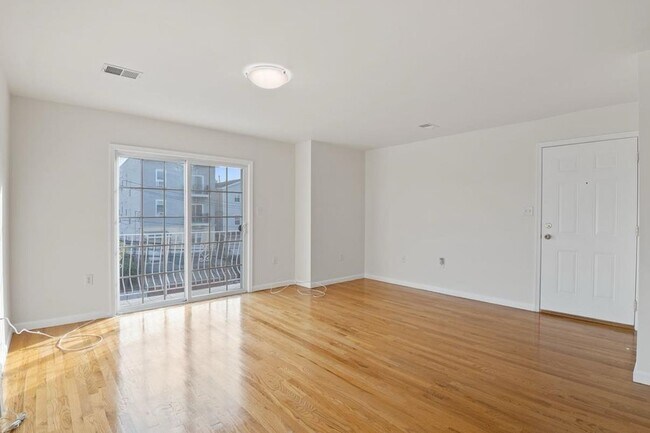 Building Photo - 31-33 CHESTER Ave