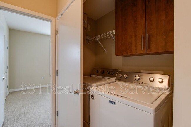 Building Photo - 380 Island Dr