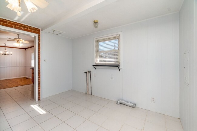 Building Photo - MOVE-IN READY!