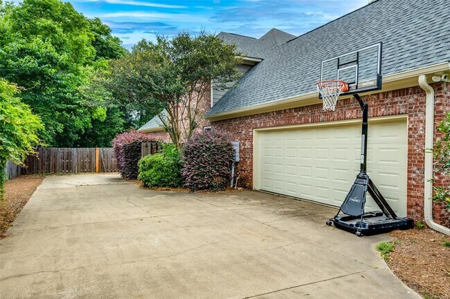 Building Photo - 8456 Marsh Pointe Dr