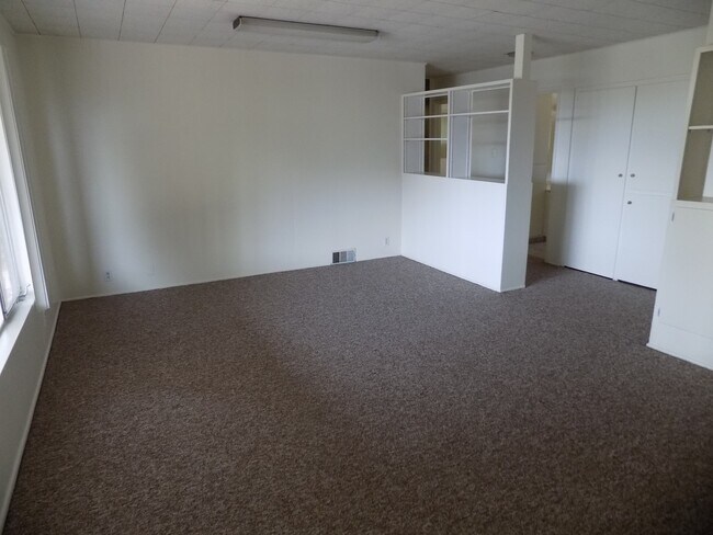 Building Photo - 221 Longview Ln