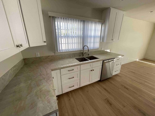 Building Photo - COMPLETELY REMODELED WOODLAND HILLS POOL H...