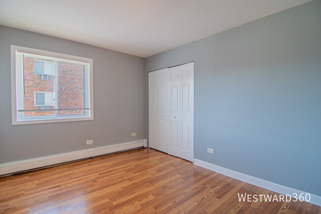 Building Photo - Crestwood 2 bedroom apartment. In unit lau...