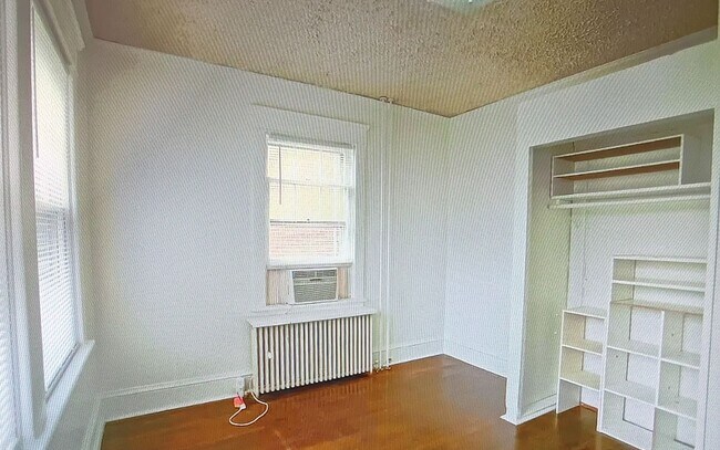 Building Photo - Minutes to Campus / 5 Bedroom / 2 Bathroom