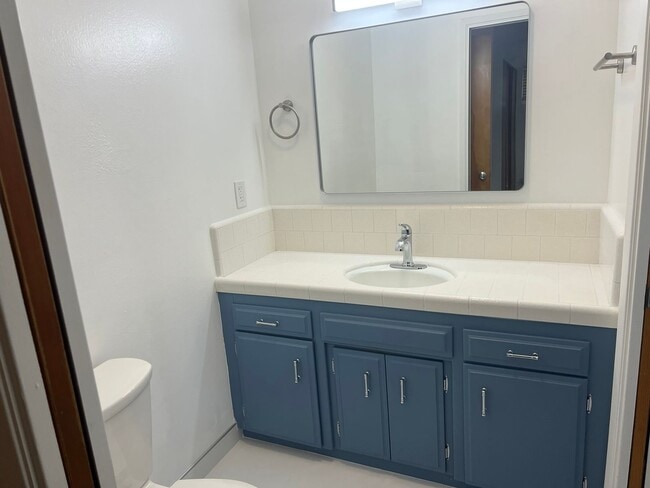 Building Photo - 1234 Bolton Dr