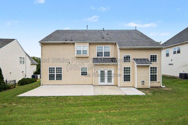 Building Photo - 7864 Whispering Wood Dr