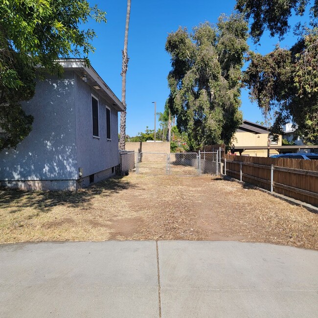 Building Photo - Adorable 2 bed 1.5 bath house with HUGE yard!!