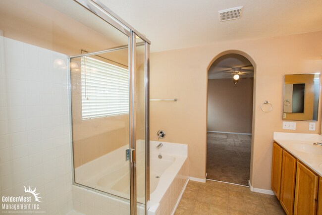 Building Photo - Lovely 3Bdm 2.5Ba TownHome in Great Northw...