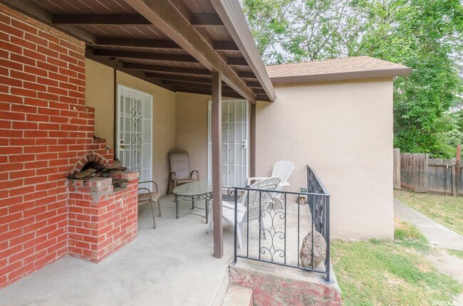 Building Photo - 7120 Palm Ave